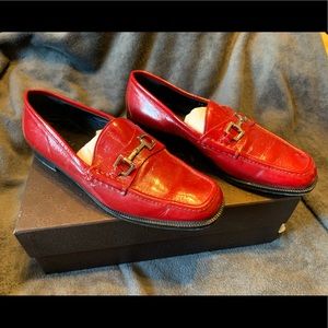 Gucci carpet red loafers with buckle